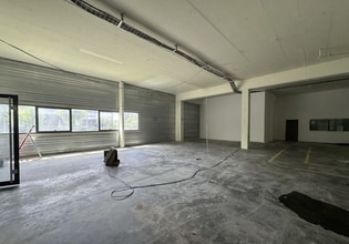 Flex in Taverny for lease Building Photo- Image 1 of 15