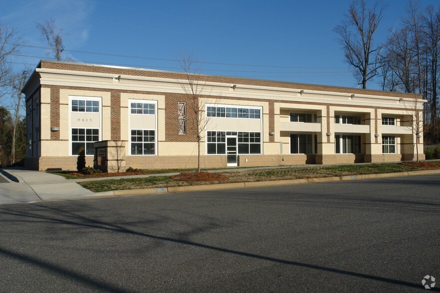 9615 Northcross Center Ct, Huntersville, NC for lease - Primary Photo - Image 1 of 3