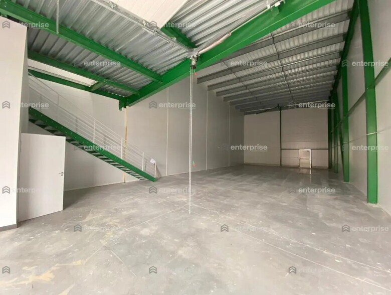 Flex in Chambly for lease - Interior Photo - Image 2 of 6