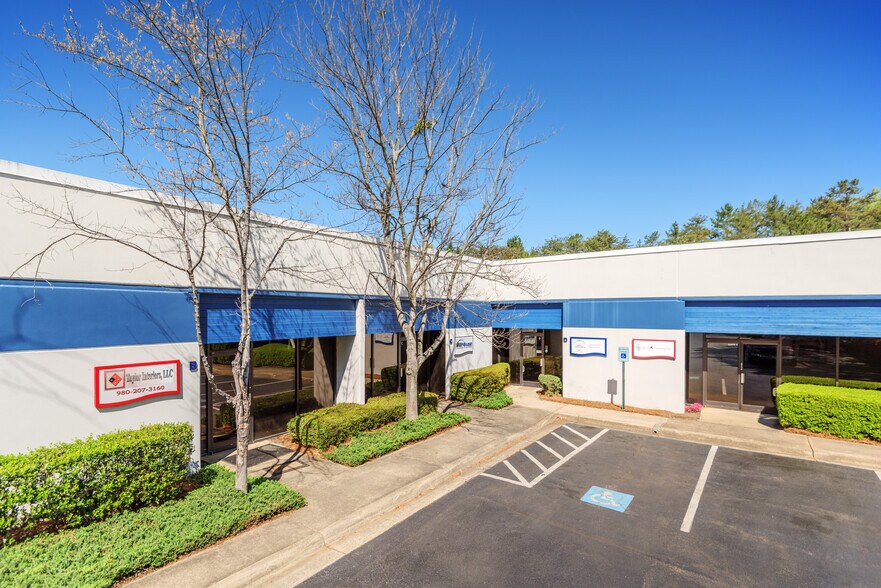 2818 Queen City Dr, Charlotte, NC for lease - Building Photo - Image 1 of 7