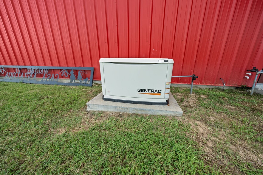 1402 Eagle Ferry Rd, Anahuac, TX for sale - Building Photo - Image 3 of 22