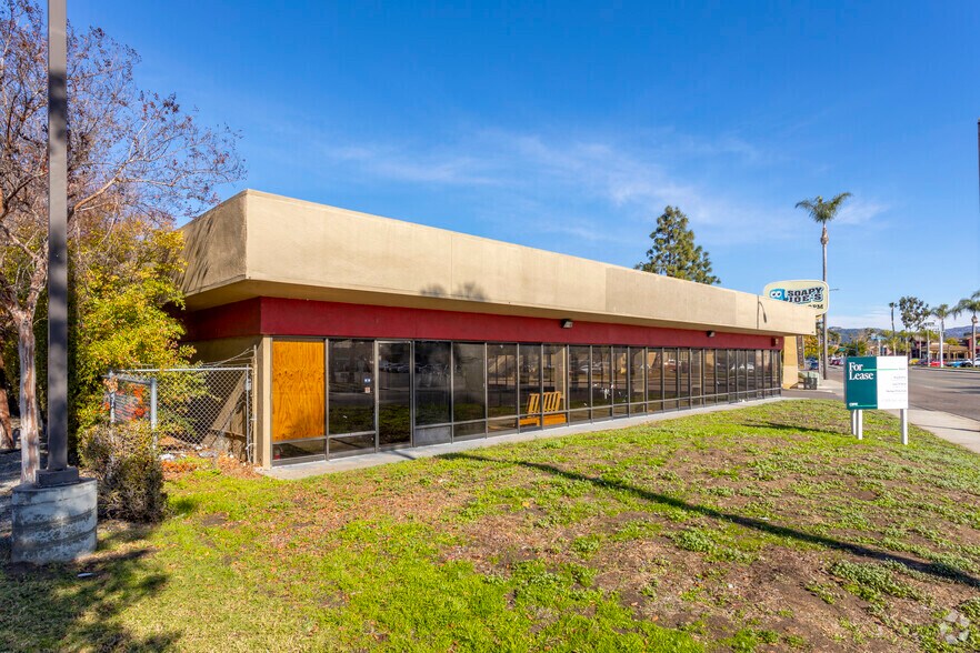 1300 E Valley Pky, Escondido, CA for lease - Building Photo - Image 2 of 4
