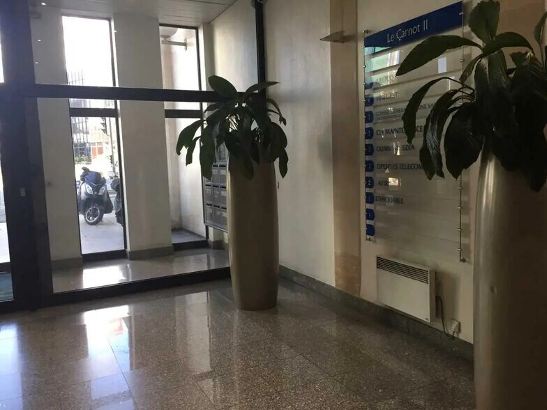 Office in Bagnolet for lease - Lobby - Image 3 of 10