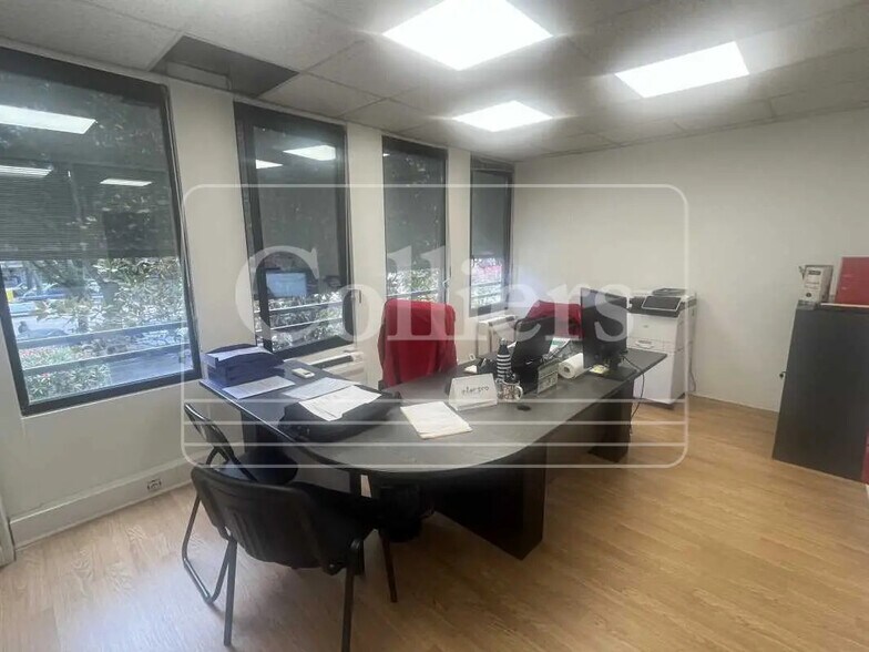 Office in Marseille for lease - Interior Photo - Image 2 of 8