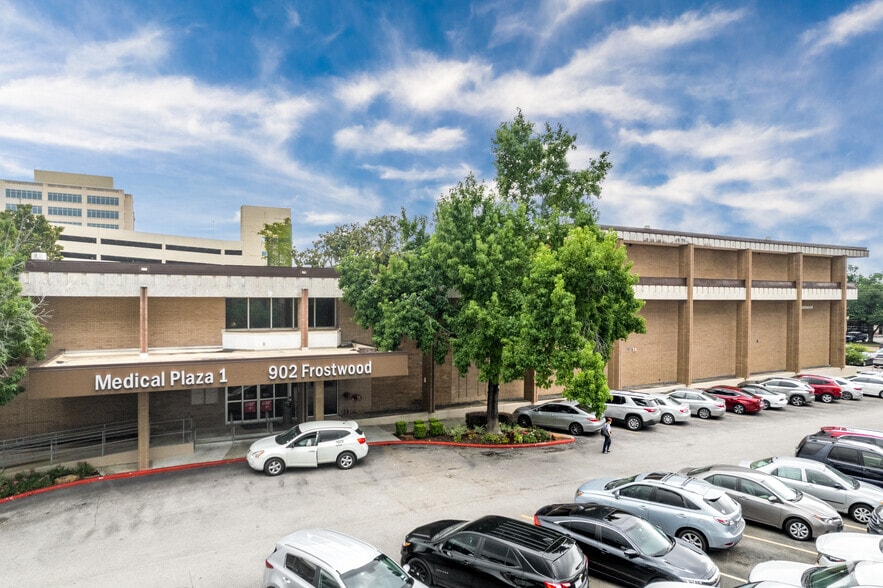 902 Frostwood Dr, Houston, TX for lease - Building Photo - Image 2 of 7