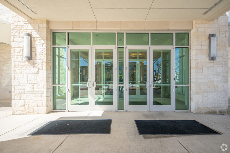 2800 Shoreline Dr, Denton, TX for lease - Building Photo - Image 3 of 13