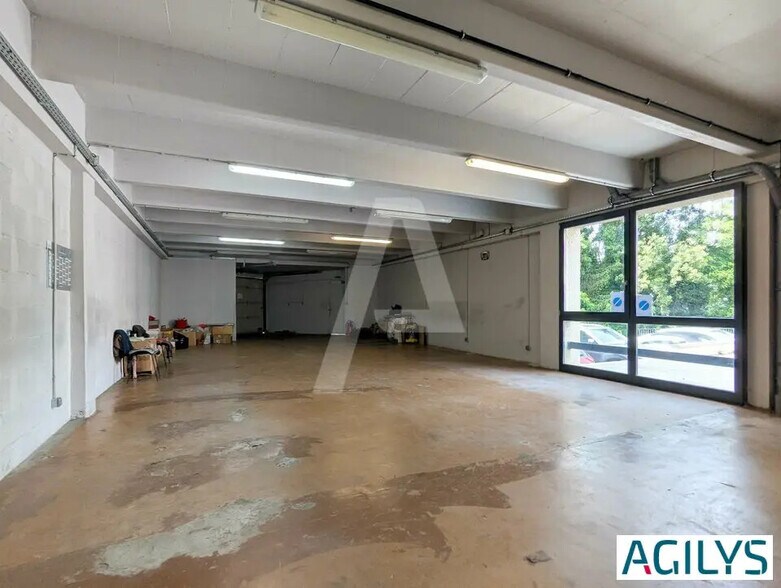 Flex in Palaiseau for lease - Interior Photo - Image 1 of 6
