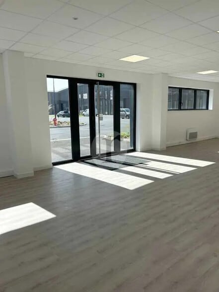 Flex in Neuville-en-Ferrain for lease - Building Photo - Image 2 of 5