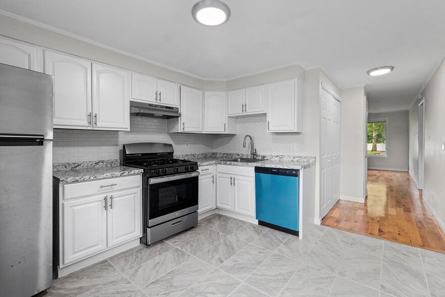 Bridgeport 148 Portfolio portfolio of 4 properties for sale on LoopNet.com - Interior Photo - Image 2 of 30