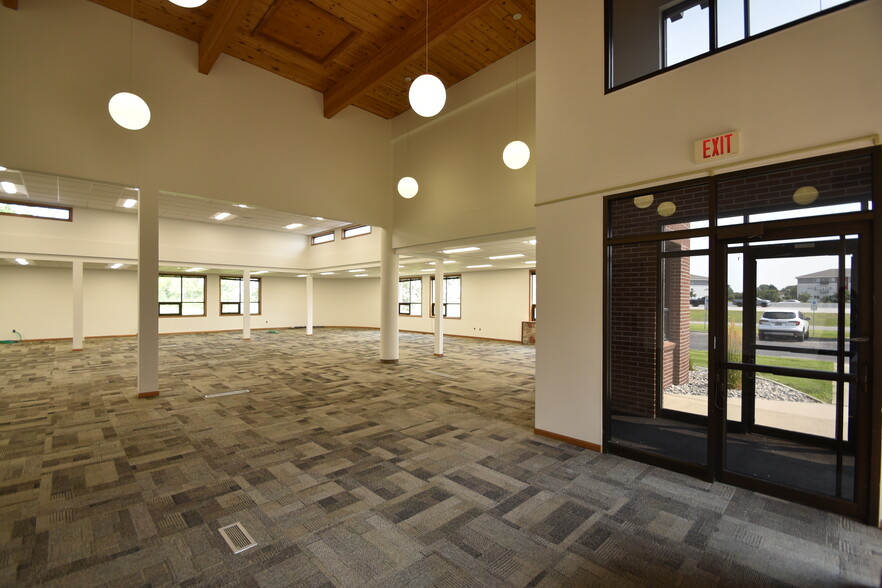 1749 38th St S, Fargo, ND for lease - Building Photo - Image 3 of 12