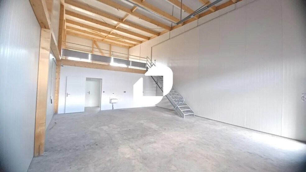 Flex in Chalifert for lease - Interior Photo - Image 1 of 9