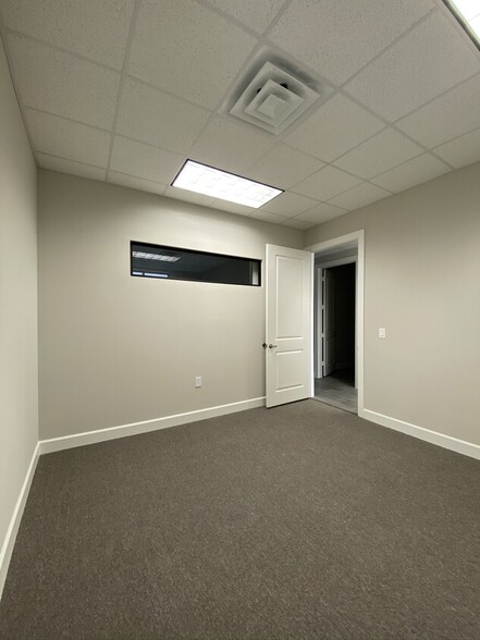 830 Julie Rivers Dr, Sugar Land, TX for lease - Interior Photo - Image 2 of 14