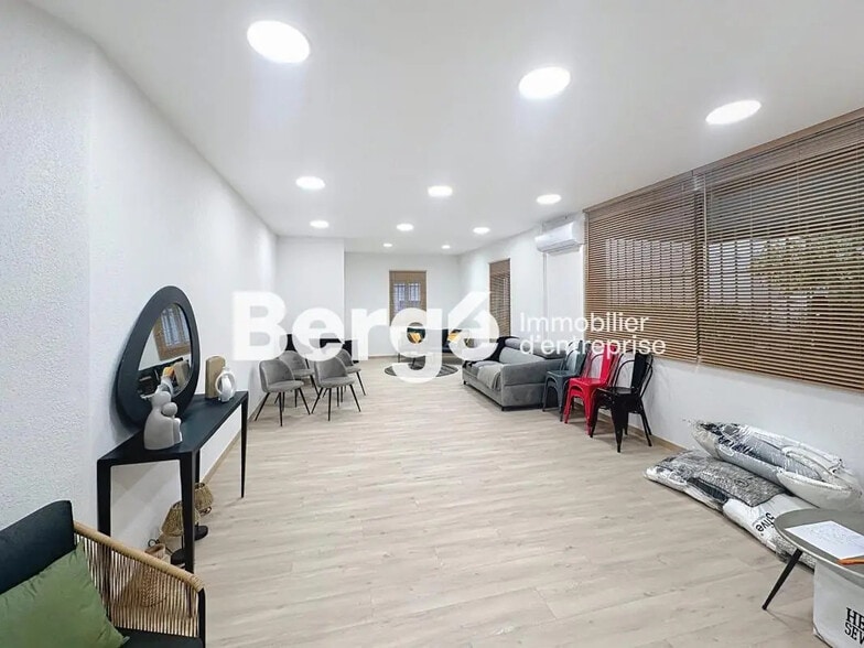 Retail in Mougins for lease - Interior Photo - Image 2 of 4