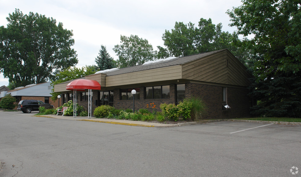 1125 Trowbridge Rd, East Lansing, MI for lease - Building Photo - Image 1 of 3