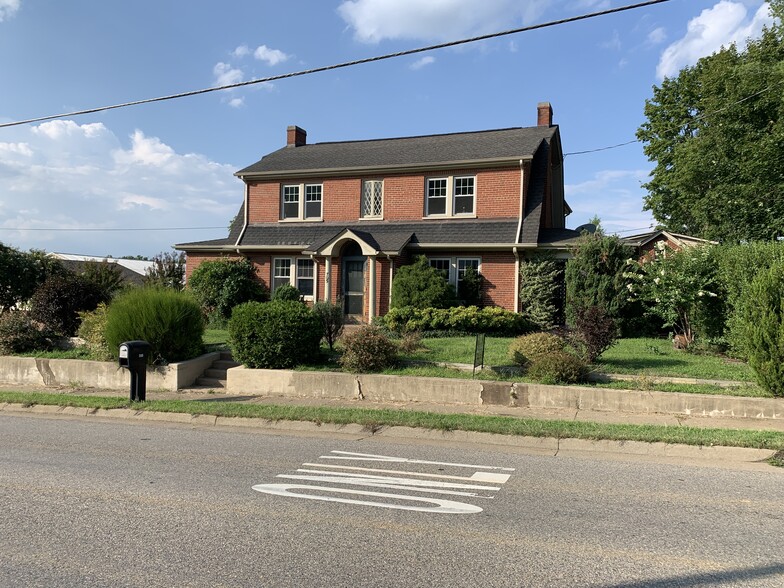 705 Richmond Ave, Staunton, VA for sale - Primary Photo - Image 1 of 3