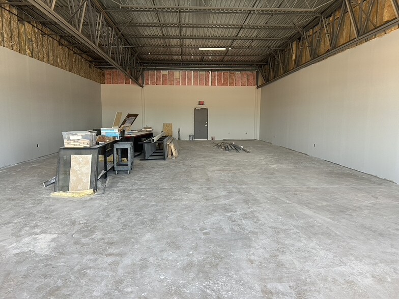 3052 N Eastman Rd, Longview, TX for lease - Interior Photo - Image 3 of 12