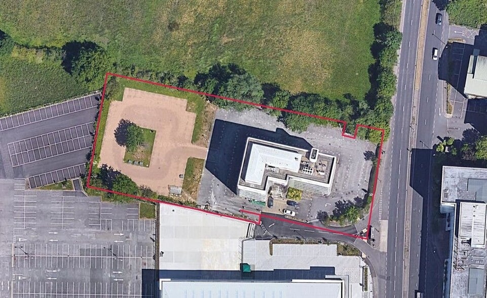 London Rd, Crawley for sale - Building Photo - Image 2 of 4