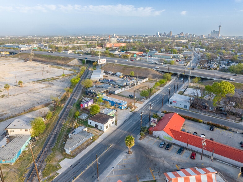 1111 & 1115 Roosevelt Ave Portfolio portfolio of 2 properties for sale on LoopNet.com - Building Photo - Image 3 of 6