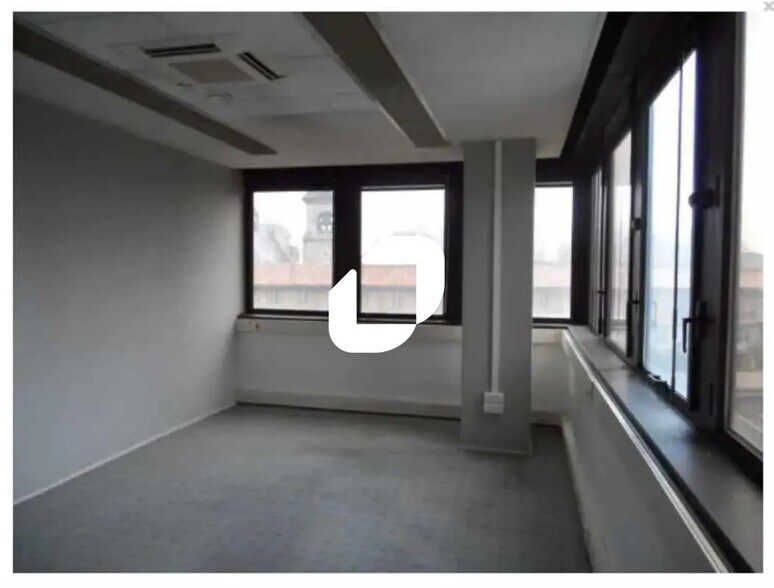 Office in Bordeaux for lease - Building Photo - Image 3 of 5