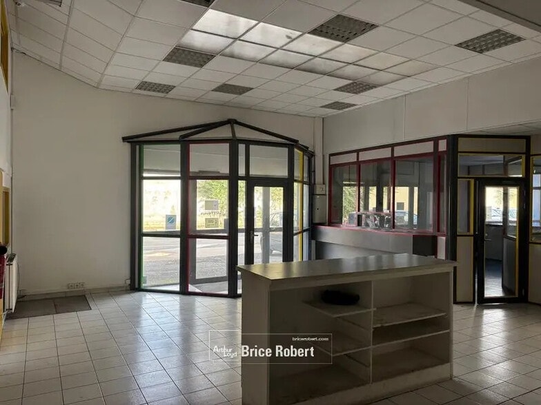 Flex in Lyon for lease - Interior Photo - Image 3 of 6