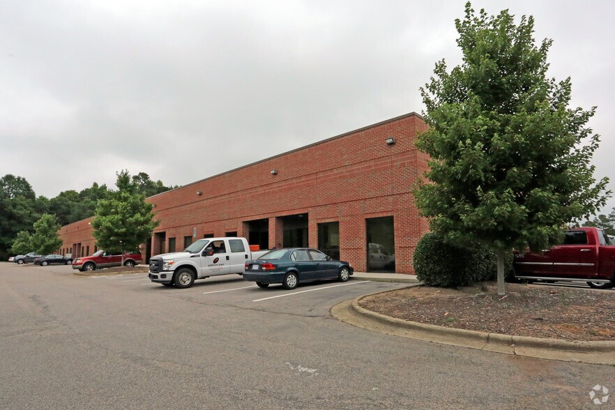 100-118 Kitty Hawk Dr, Morrisville, NC for lease - Building Photo - Image 2 of 5