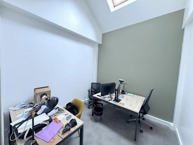 Office in Versailles for lease - Interior Photo - Image 3 of 12