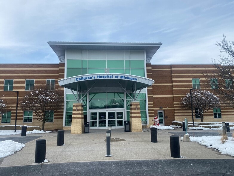 42700 Garfield Rd, Clinton Township, MI for lease - Building Photo - Image 3 of 10