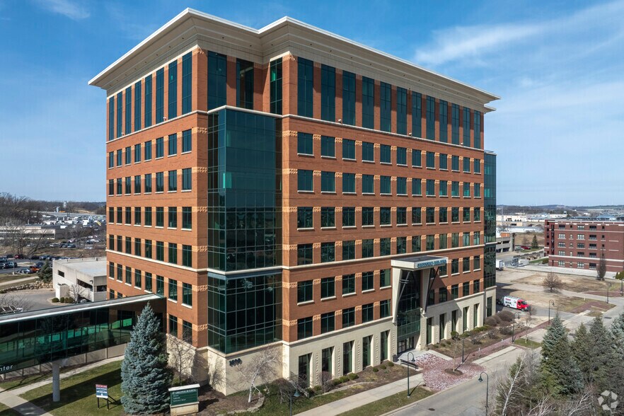 1600 Aspen Cmn, Middleton, WI for sale - Primary Photo - Image 1 of 1