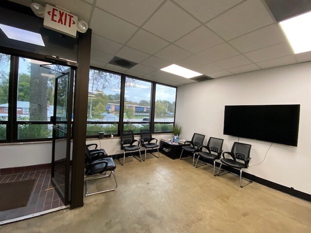 1155 N Warson Rd, Creve Coeur, MO for lease - Interior Photo - Image 2 of 17