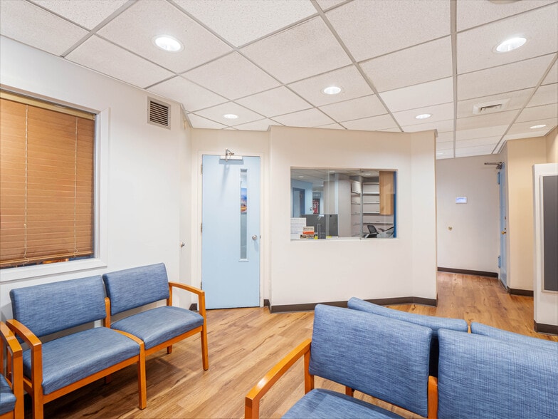 157 E 72nd St, New York, NY for sale - Building Photo - Image 3 of 8