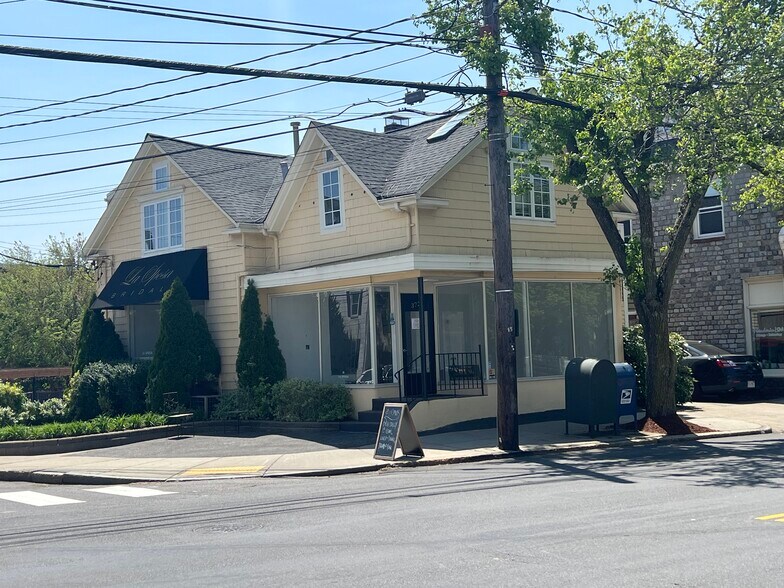 372 Watertown St, Newton, MA 02458 Prime Retail Space in The Nonantum