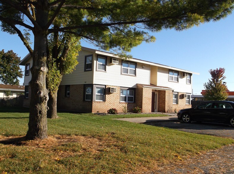 960-990 Cumberland Trl, Oshkosh, WI for sale - Primary Photo - Image 1 of 1