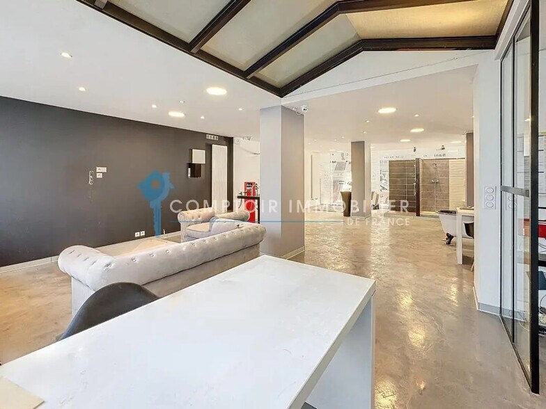 Retail in Grenoble for sale - Interior Photo - Image 2 of 8