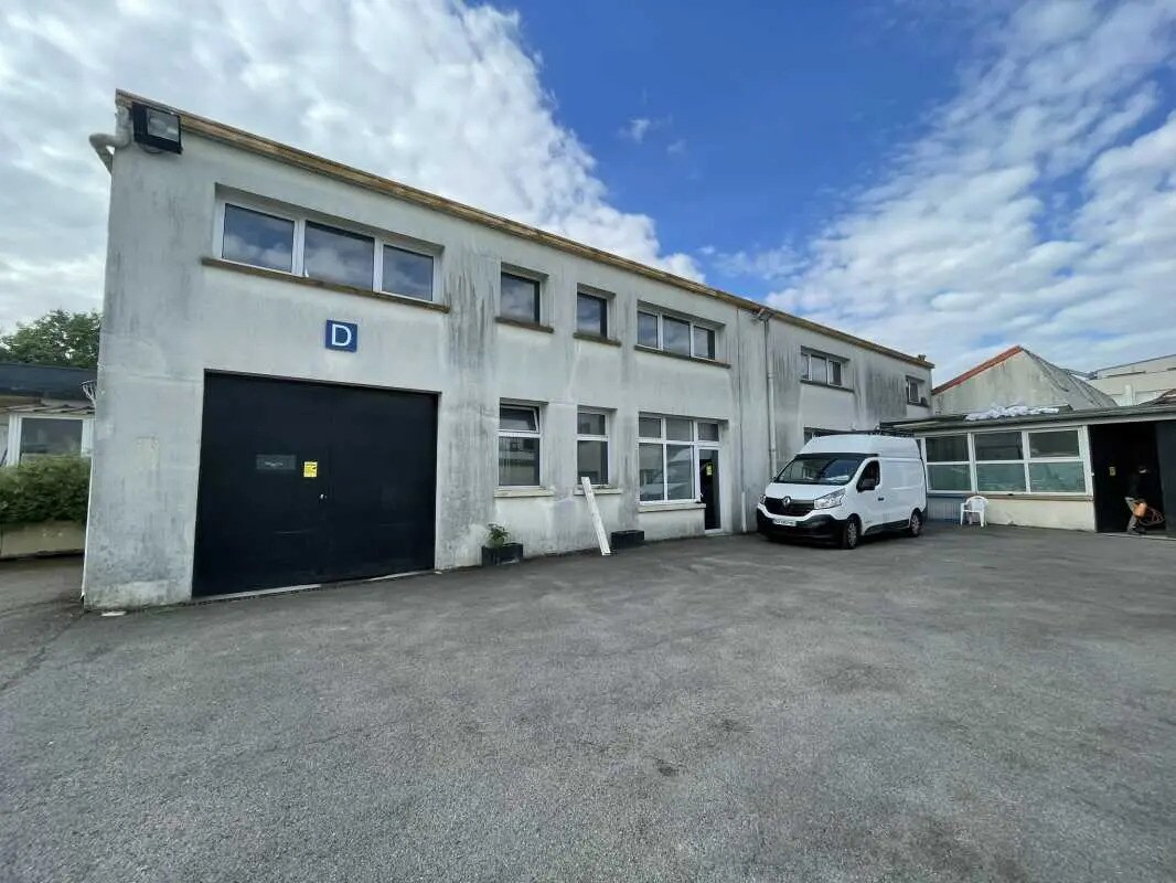 Flex in Montreuil for lease Building Photo- Image 1 of 8