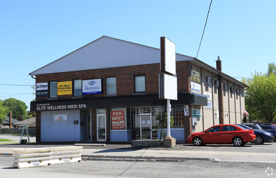 907-911 Simcoe St N, Oshawa, ON for lease - Building Photo - Image 3 of 3