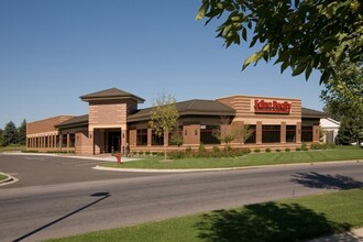 500 Village Center Dr, North Oaks, MN for lease Building Photo- Image 1 of 1