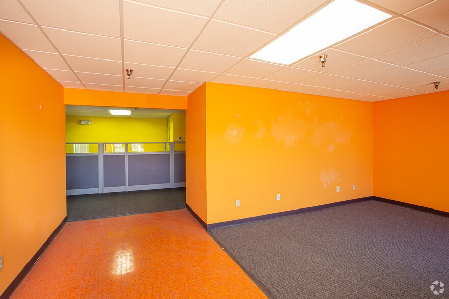 925 SW University Blvd, Topeka, KS for sale - Interior Photo - Image 3 of 23