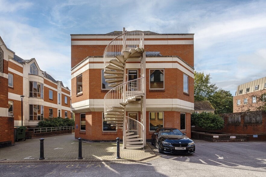 Madeira Walk, Windsor for lease - Building Photo - Image 3 of 4