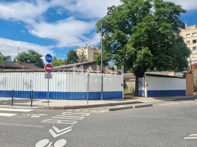 Retail in Villeurbanne for lease - Building Photo - Image 1 of 3