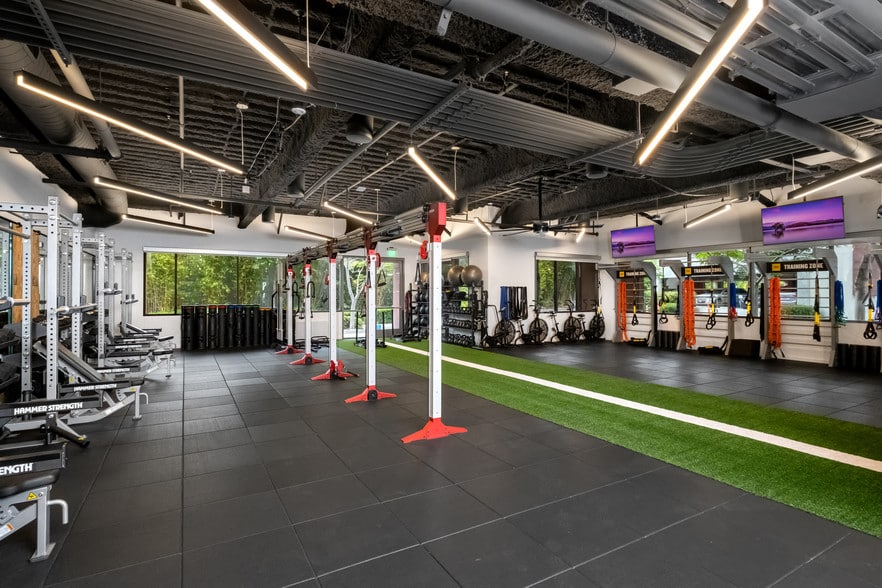 13520 Evening Creek Dr N, San Diego, CA for lease - Building Photo - Image 1 of 9