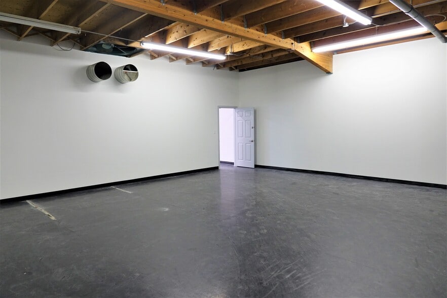 10575-10583 115th St, Edmonton, AB for lease - Interior Photo - Image 2 of 3