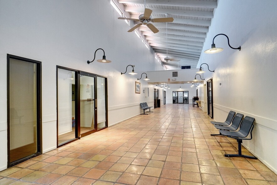 813 Brown Trl, Bedford, TX for lease - Lobby - Image 2 of 6