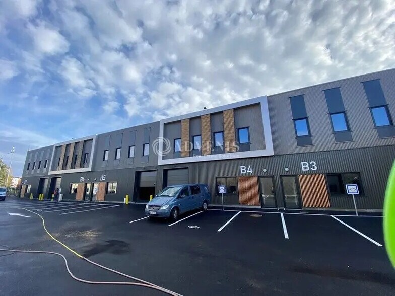 Flex in Les Mureaux for lease - Building Photo - Image 1 of 12