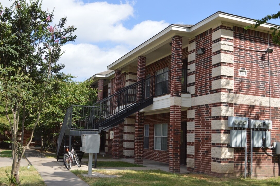 1521 Bagby Ave, Waco, TX 76706 Bear Gardens Apartments