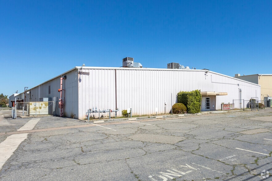 Fountain-Shields Industrial Campus portfolio of 4 properties for sale on LoopNet.com - Building Photo - Image 3 of 5