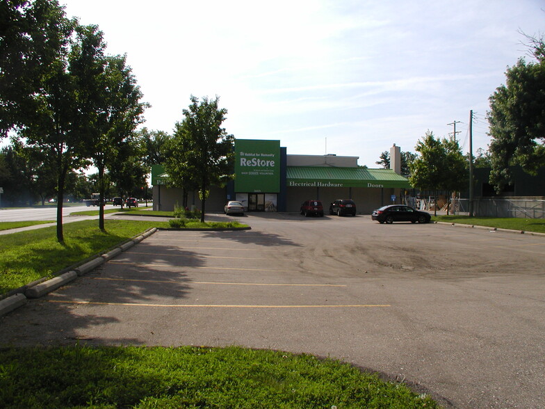 28575 Grand River Ave, Farmington Hills, MI for lease - Building Photo - Image 3 of 3