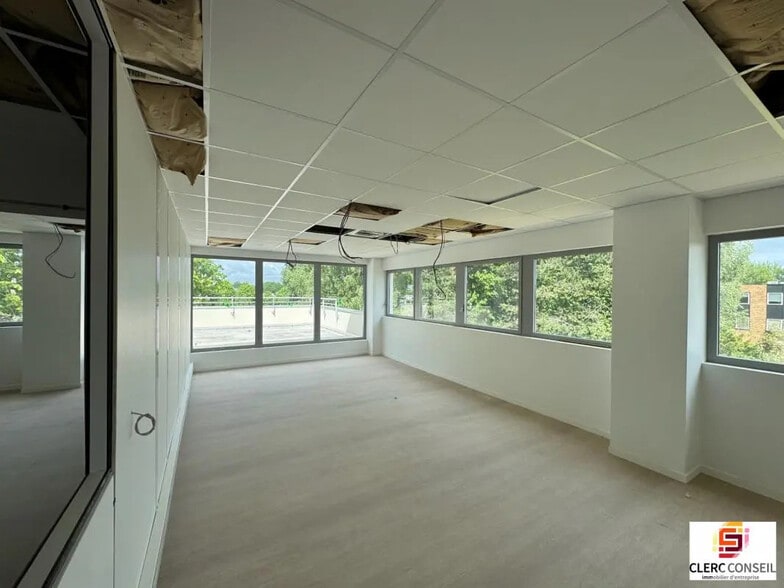 Office in Mont-Saint-Aignan for lease - Interior Photo - Image 3 of 9