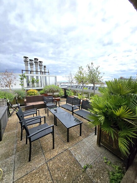 Office in Paris for lease - Building Photo - Image 1 of 5