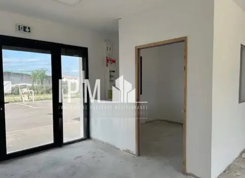 Retail in LANÇON-PROVENCE for lease Interior Photo- Image 1 of 5