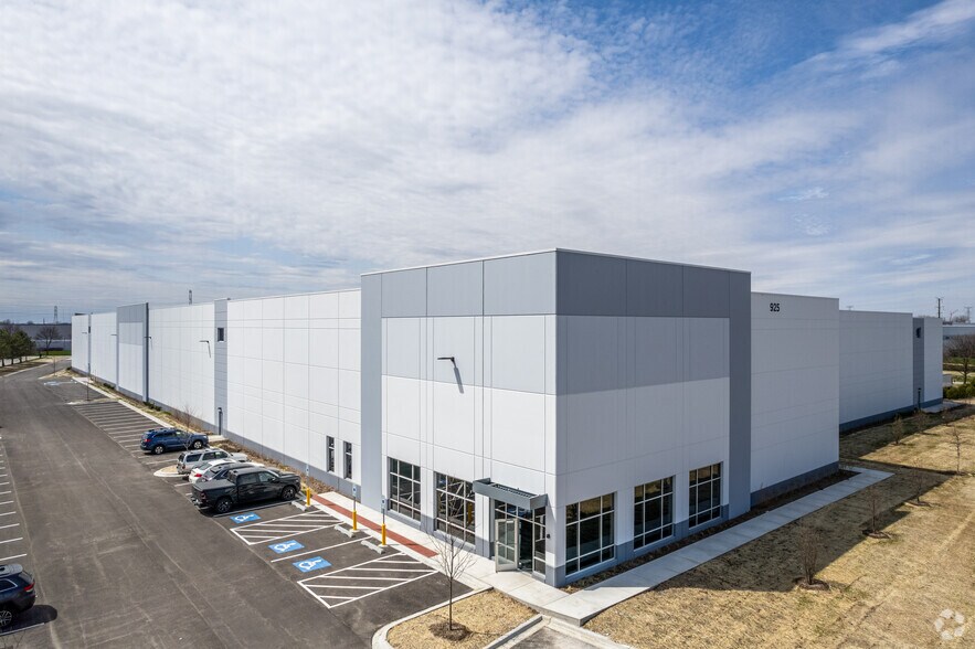 925 Enterprise St, Aurora, IL for lease - Building Photo - Image 2 of 6